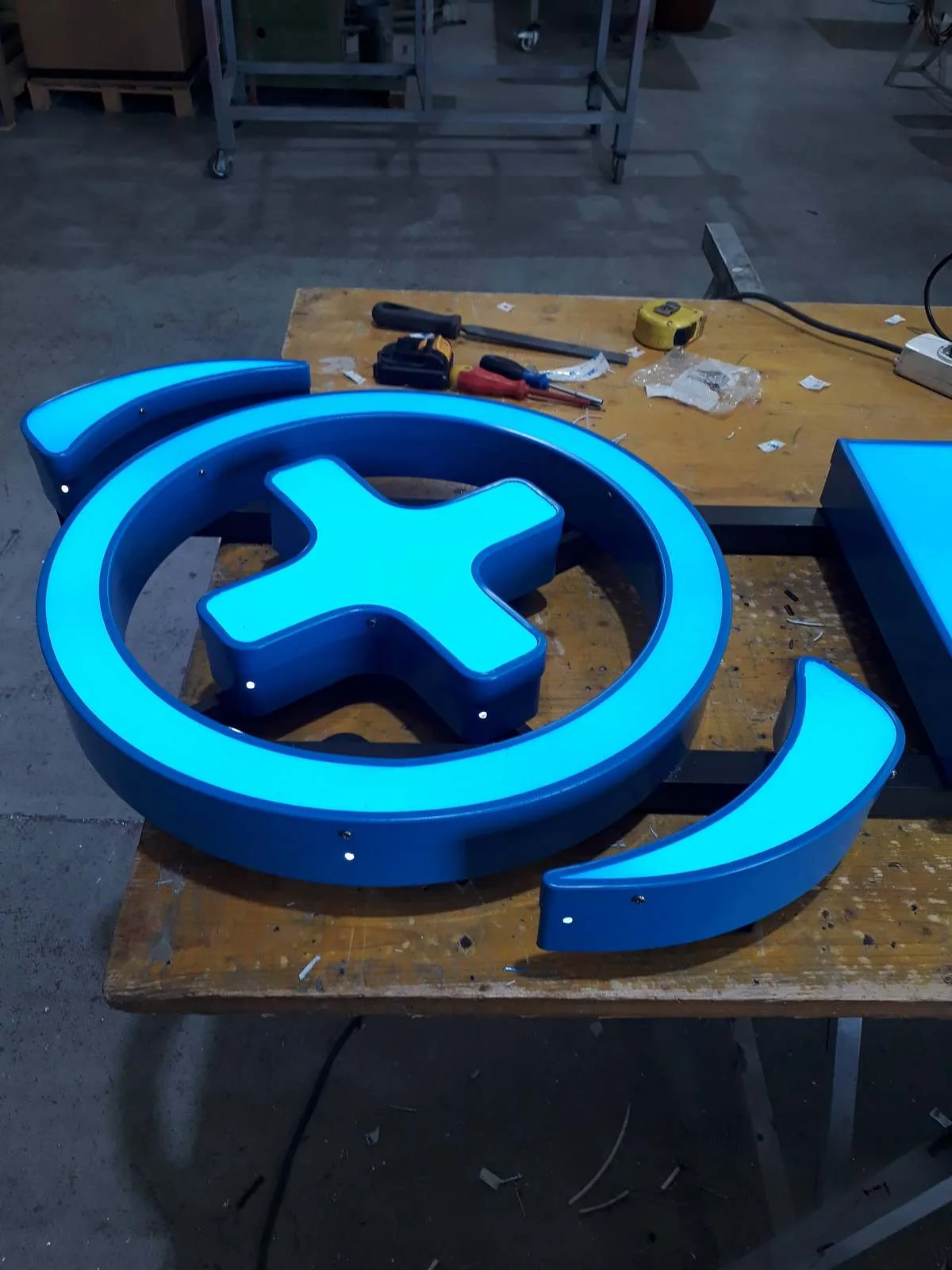 Insegna luminosa a lettere singole blu Manzano Udine