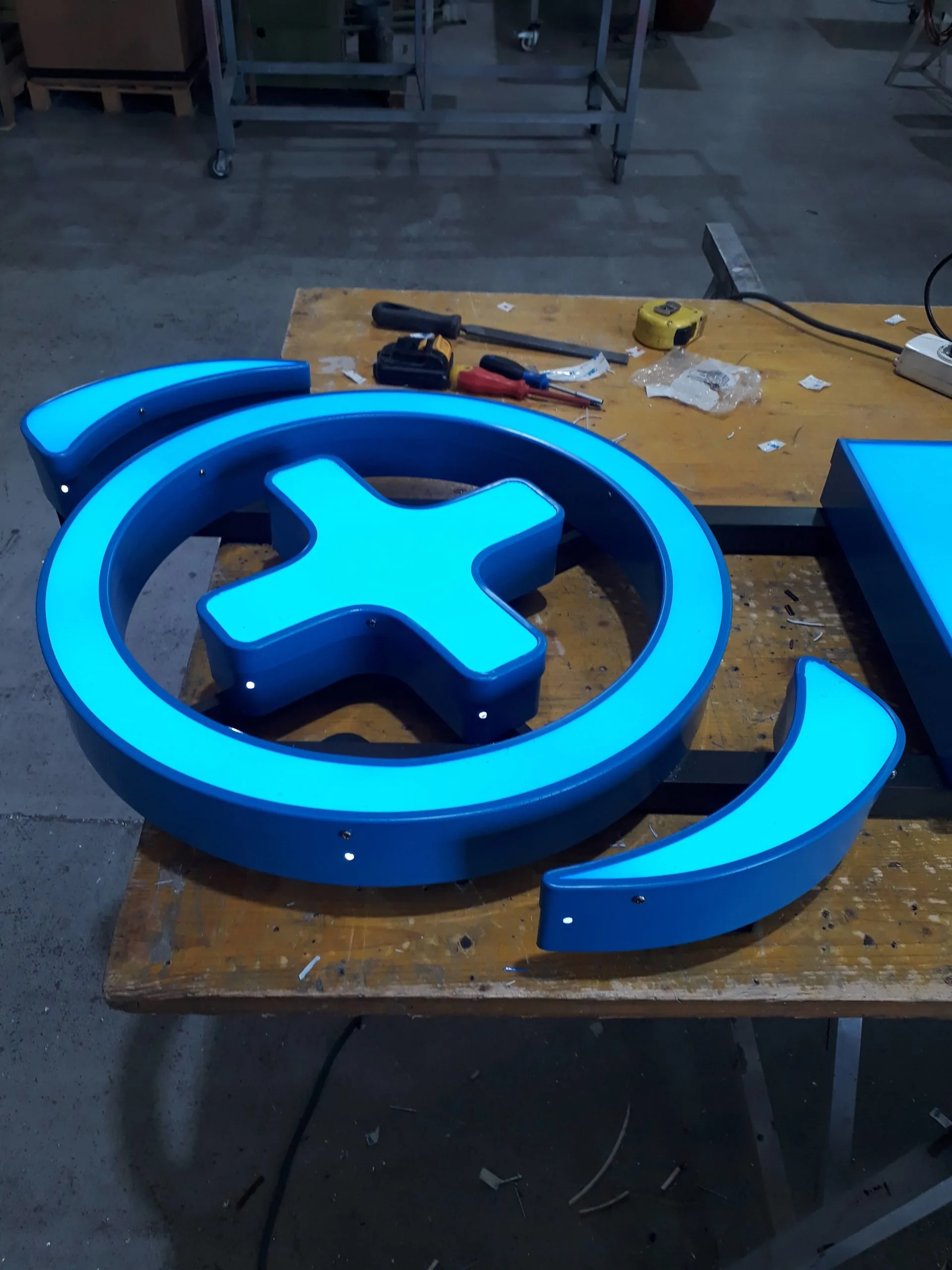 Insegna luminosa a lettere singole blu Manzano Udine