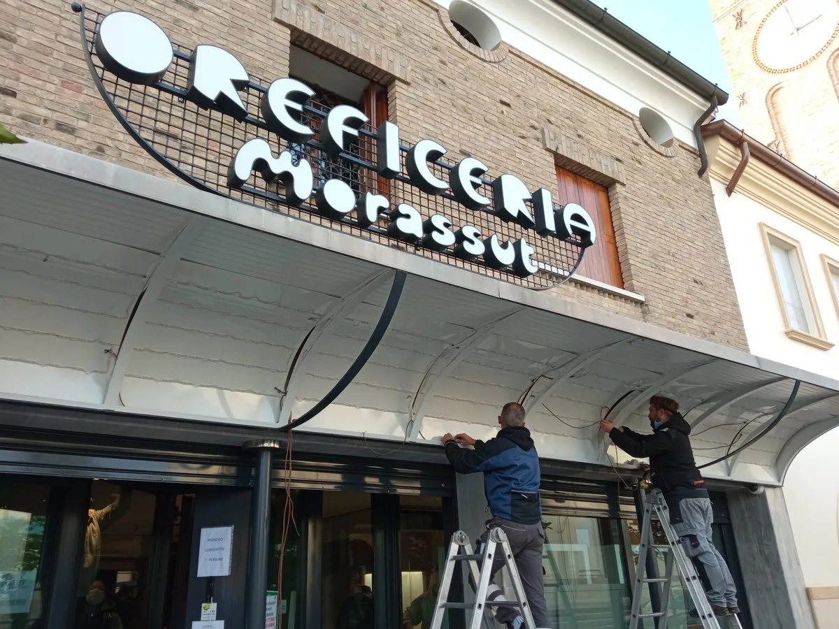 Insegna a lettere singole per l'oreficeria Morassut — Bagnarola (Pordenone)