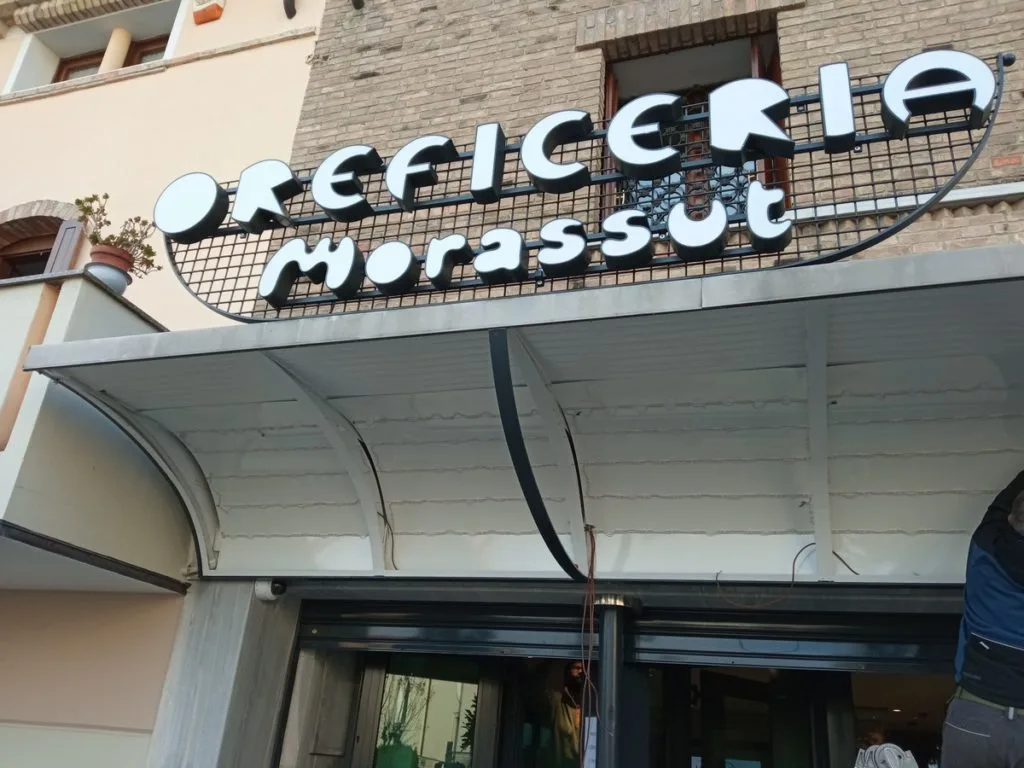 Insegna a lettere singole per l'oreficeria Morassut &mdash; Bagnarola (Pordenone)