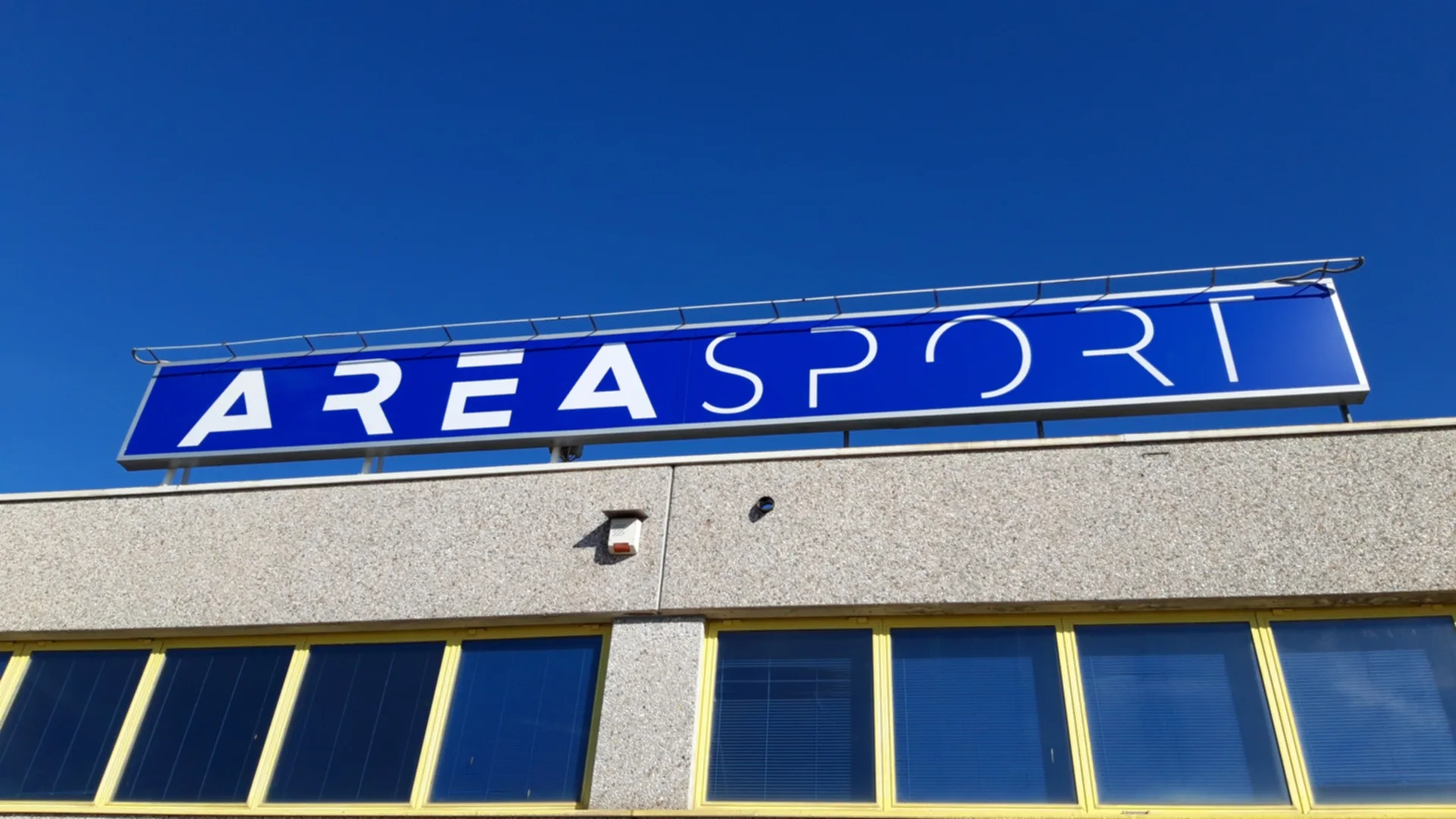 riparazione frontale insegna luminosa