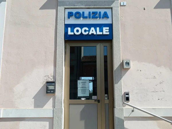 Insegna a lettere singole POLIZIA LOCALE sopra l’ingresso della sede di San Giorgio di Nogaro
