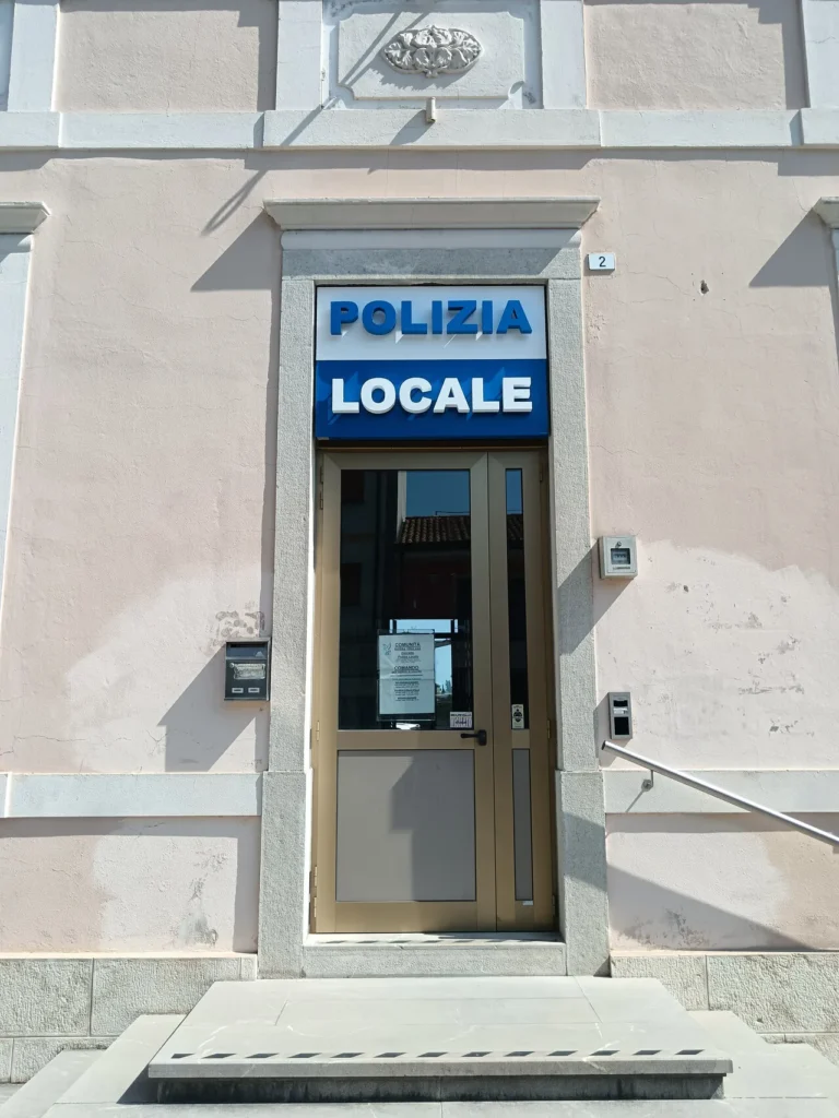 Insegna a lettere singole POLIZIA LOCALE sopra l’ingresso della sede di San Giorgio di Nogaro