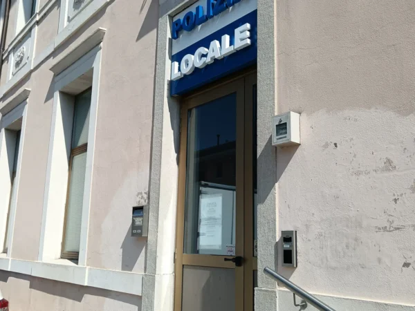 Le lettere singole a luce riflessa dell’insegna della Polizia Locale viste di lato, sulla facciata in piazza del Municipio a San Giorgio di Nogaro