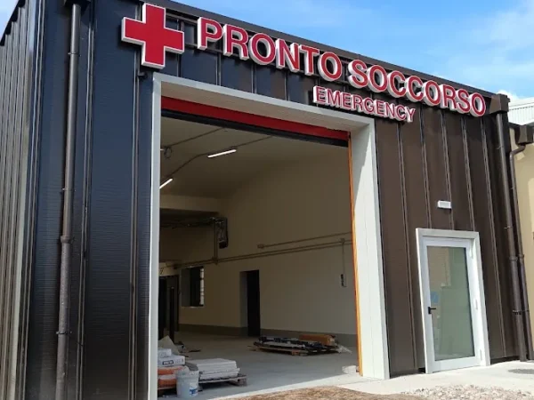 Insegna luminosa Pronto Soccorso con croce rossa a lettere singole sul nuovo ingresso ambulanze dell'ospedale di Tolmezzo