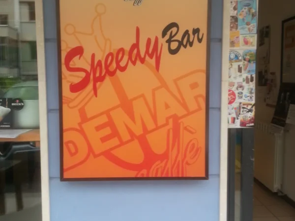 Il cassonetto Speedy Bar da vicino: cornice marrone, grafica arancio e rossa col marchio Demar