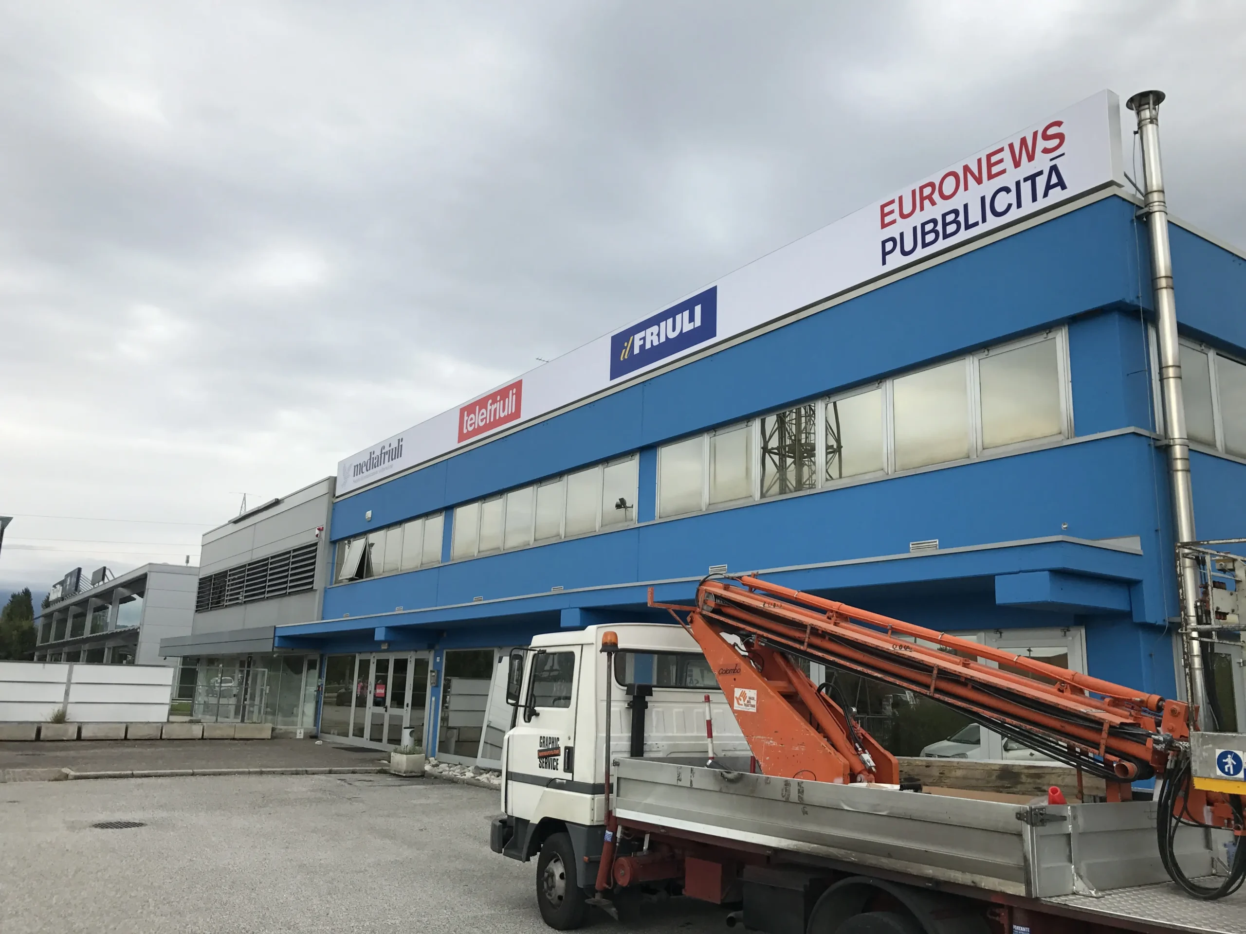 insegna-luminosa-con-telo-tensionato-installata-a-Tavagnacco
