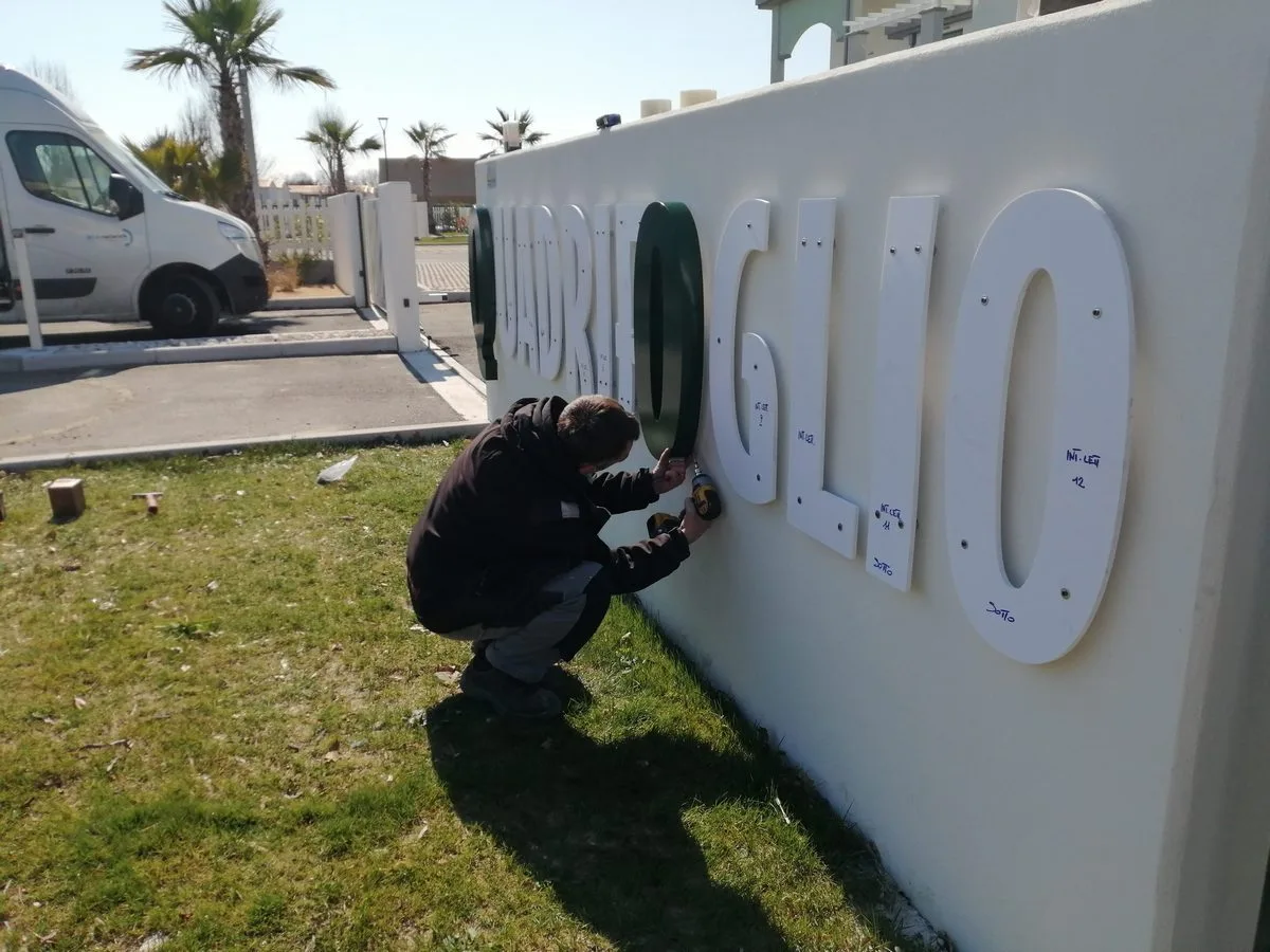 Insegna a lettere scatolate — Caorle (Venezia)
