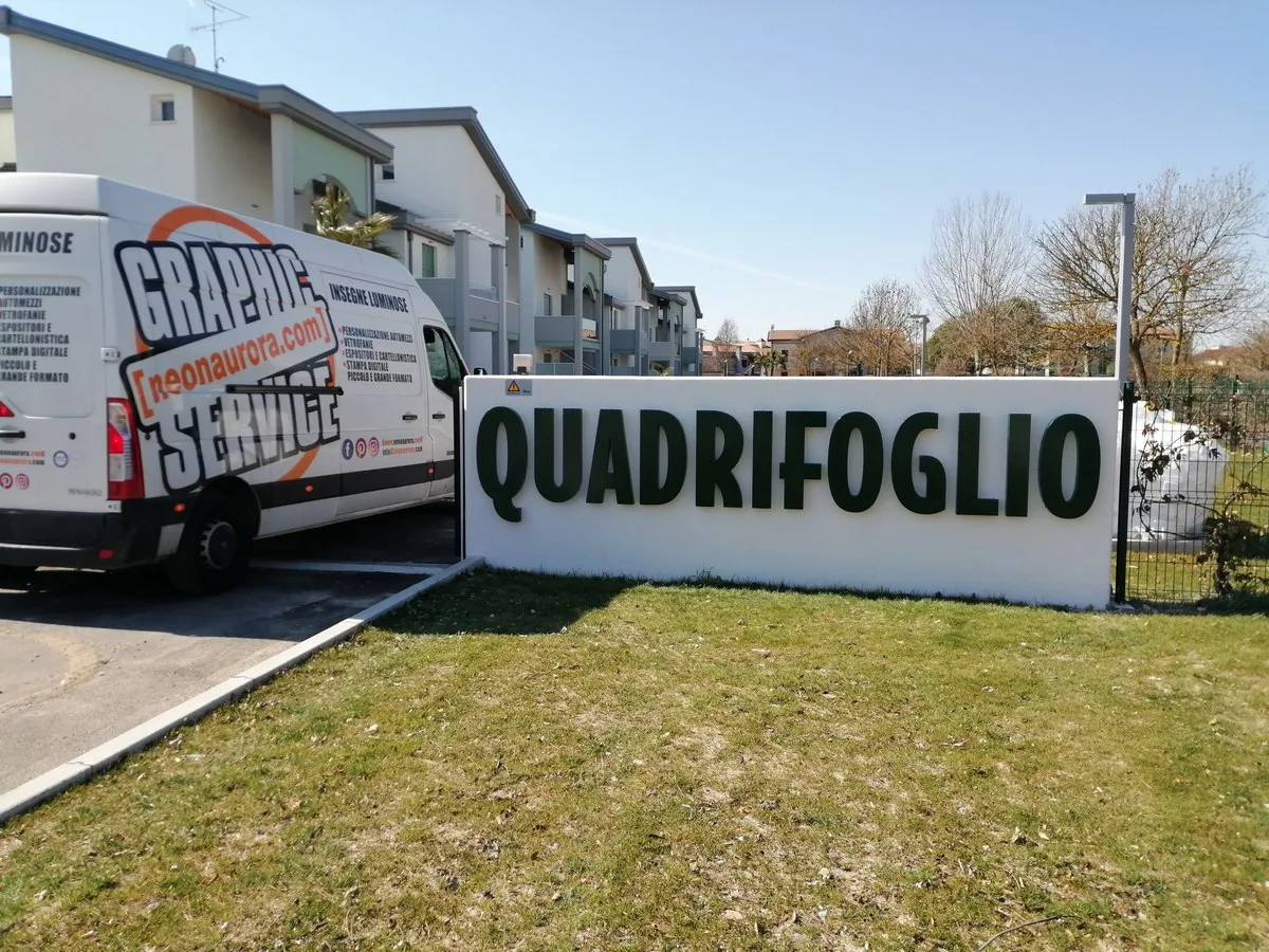 Insegna a lettere scatolate — Caorle (Venezia)