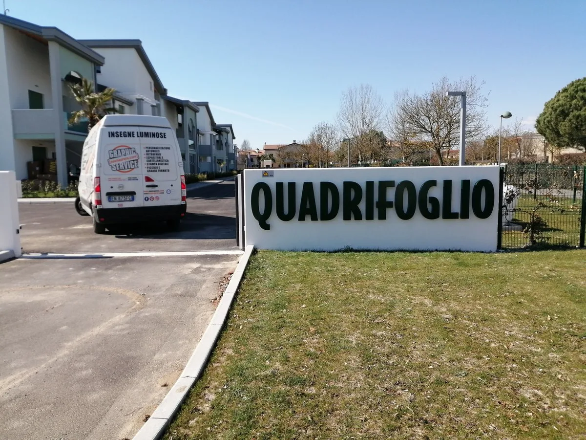 Insegna a lettere scatolate — Caorle (Venezia)