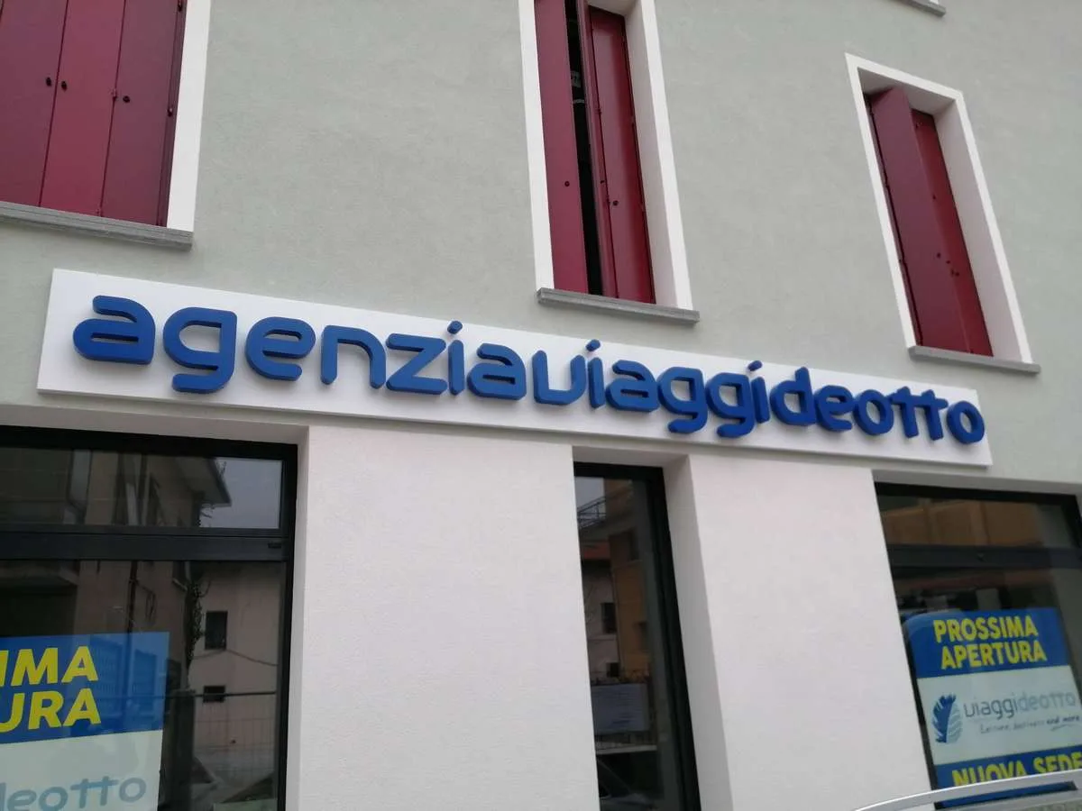 Insegna a lettere singole a luce riflessa &mdash; Codroipo