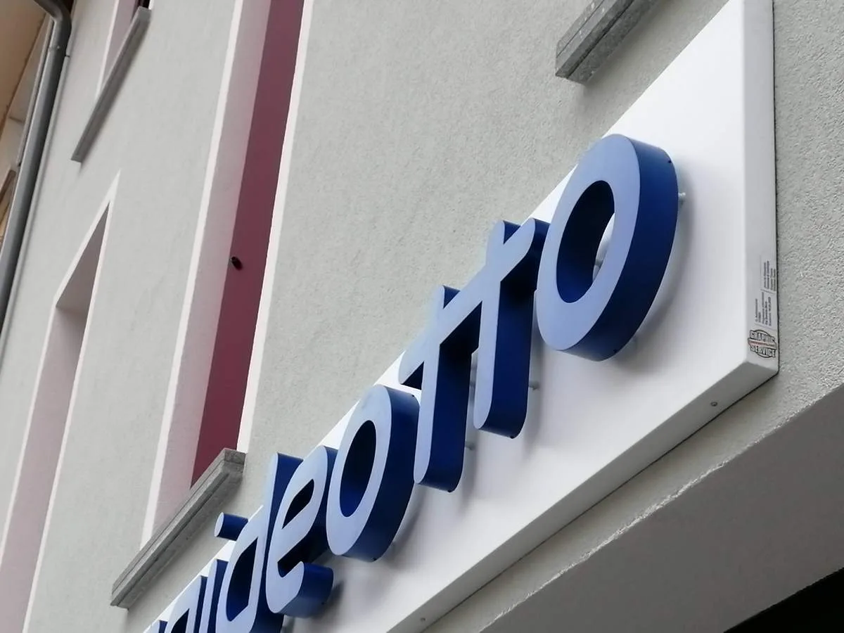 Insegna a lettere singole a luce riflessa — Codroipo