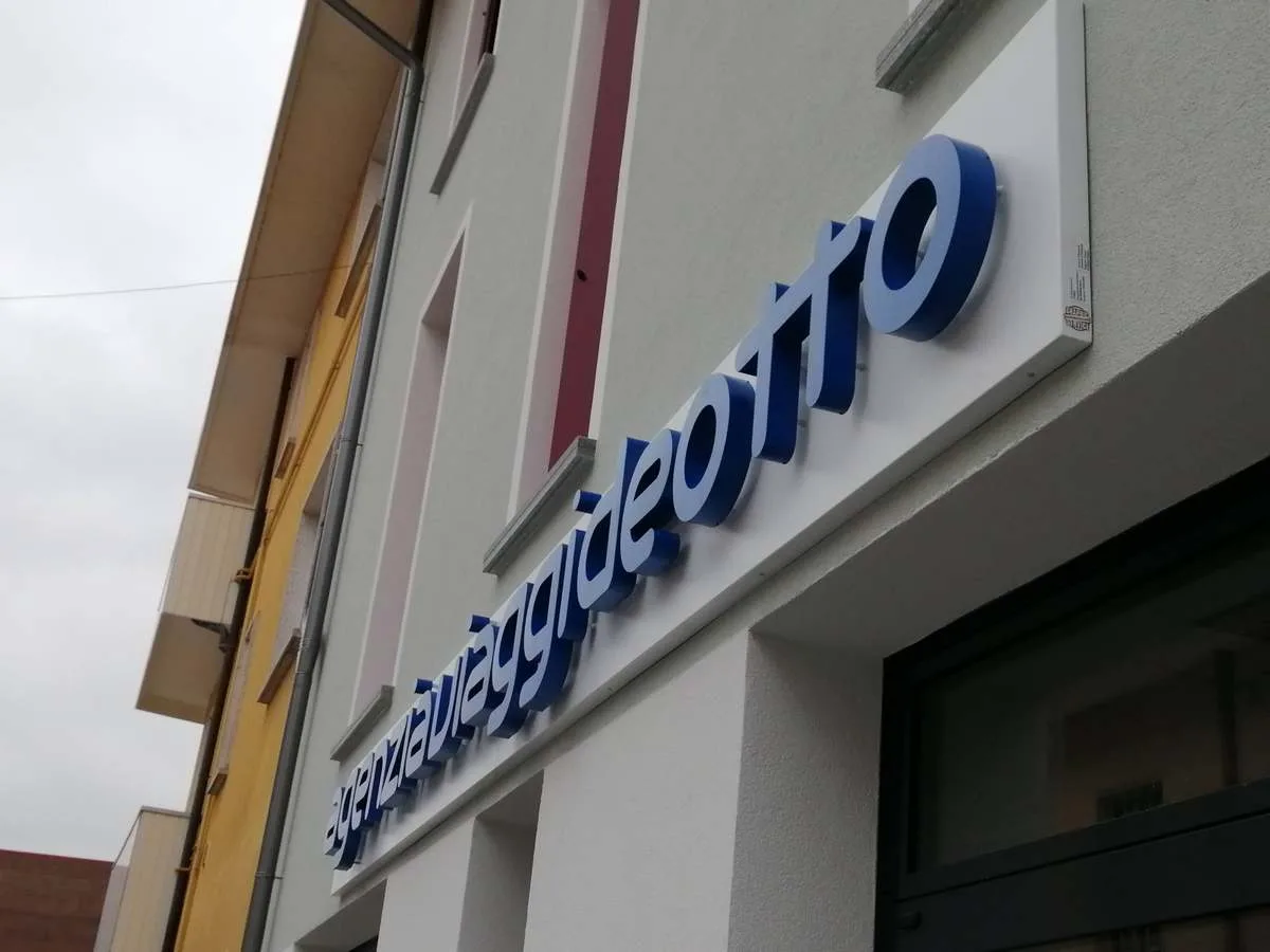 Insegna a lettere singole a luce riflessa &mdash; Codroipo