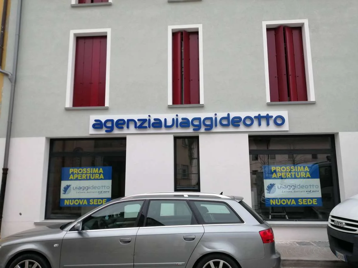 Insegna a lettere singole a luce riflessa &mdash; Codroipo