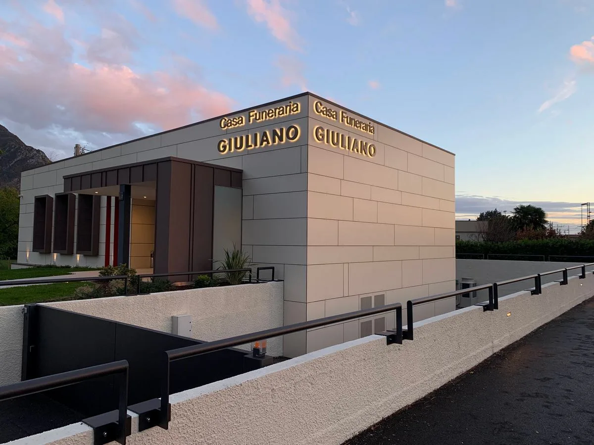 Insegne a lettere singole per la Casa Funeraria Giuliano — Gemona del Friuli