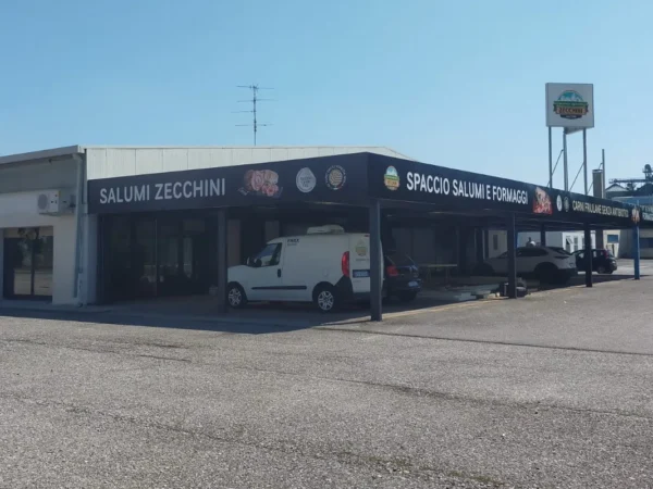 Vista d'insieme dello spaccio del Salumificio Zecchini a Spilimbergo con la fascia nera lungo tutta la tettoia