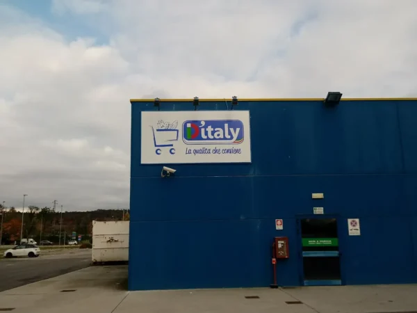 Il pannello D'Italy sul lato blu del supermercato di Fogliano Redipuglia