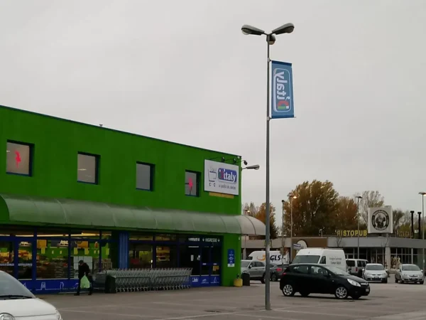 Il supermercato D'Italy di Monfalcone visto dal parcheggio, con l'insegna sulla facciata