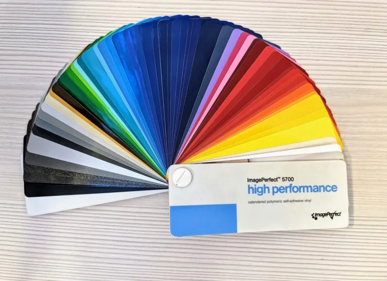 La mazzetta colori della pellicola ImagePerfect 5700 High Performance aperta a ventaglio