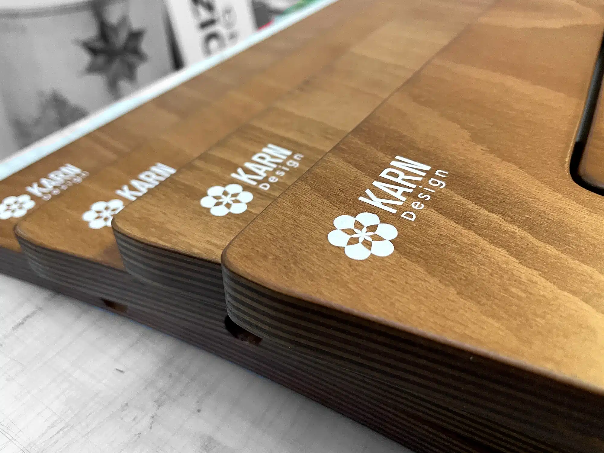 Stampa UV diretta a colori su pannello di legno per il marchio di arredamento Karn Design