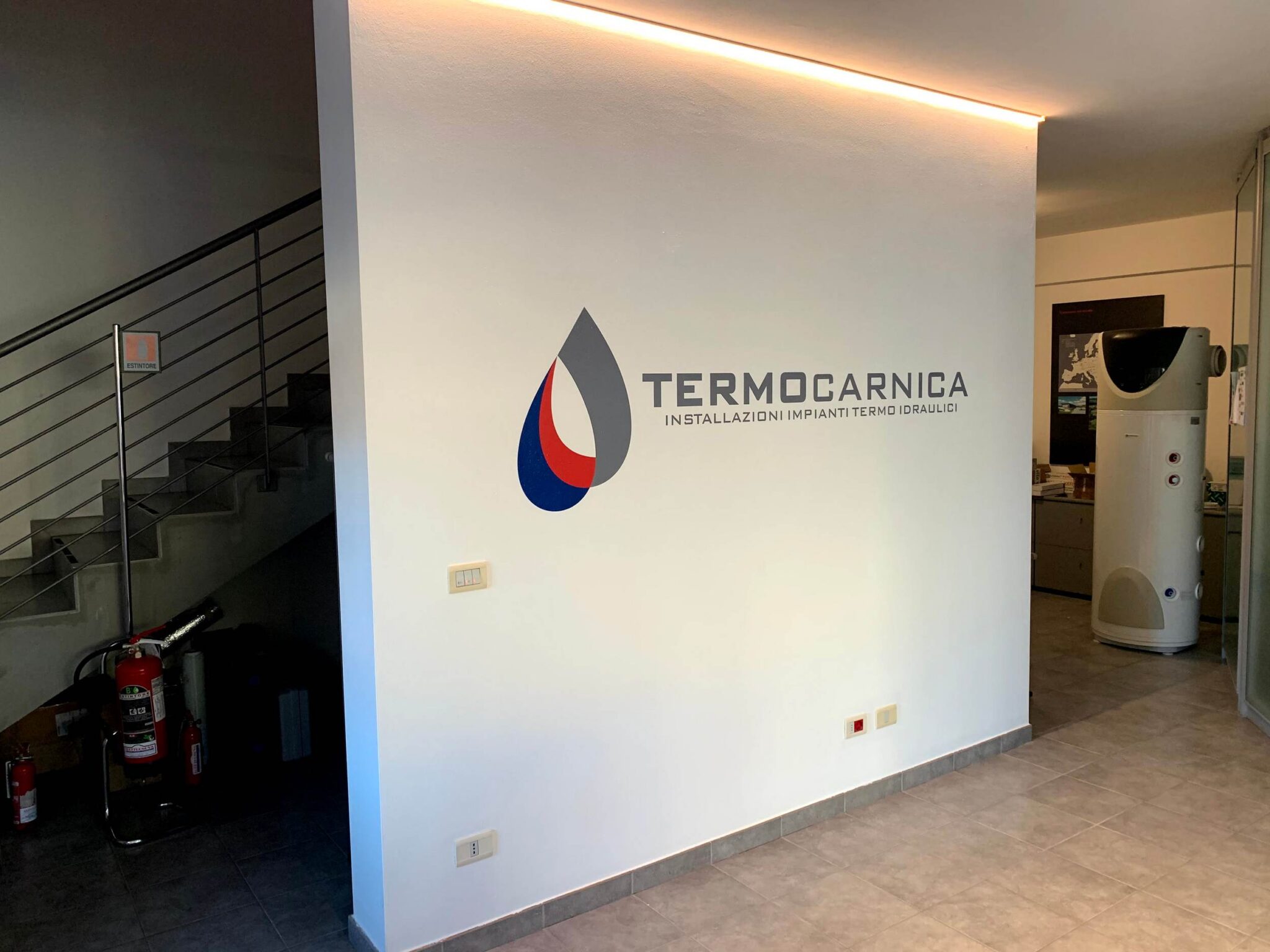 logo su parete show room