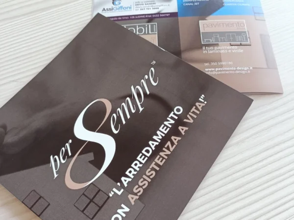 Il marchio perSempre, &laquo;l'arredamento con assistenza a vita!&raquo;, sulla copertina marrone del pieghevole