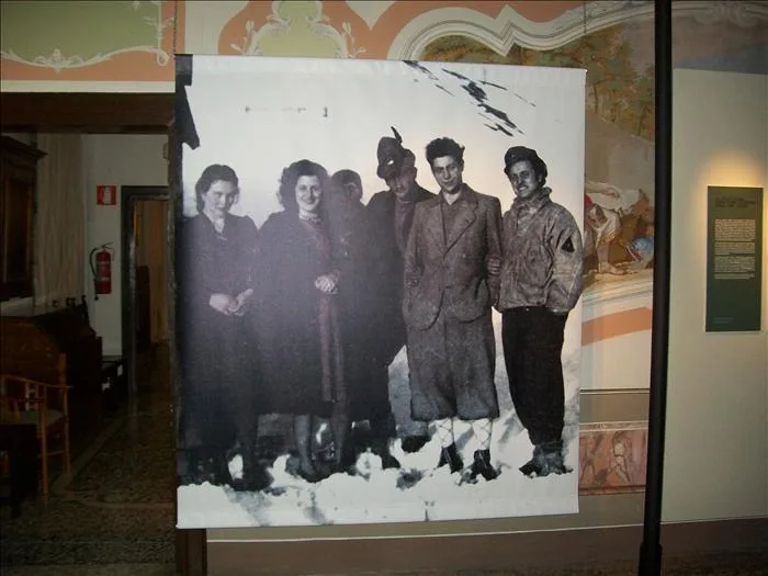 Pannello con foto d'epoca stampata su tessuto, in mostra al Museo Gortani di Tolmezzo