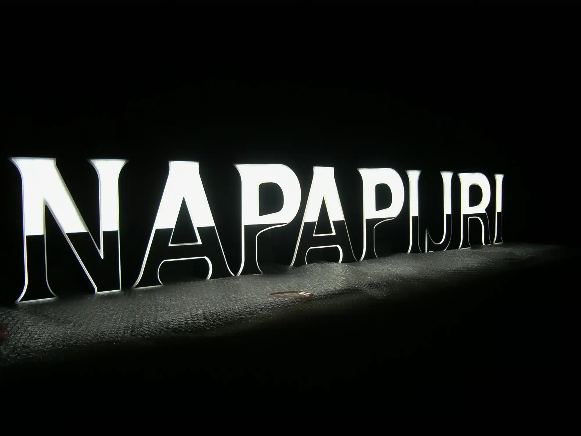 Insegna luminosa a lettere scatolate retroilluminate realizzata per lo store ufficiale Napapijri