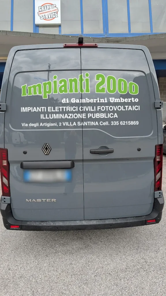 Retro del Renault Master di Impianti 2000 a Villa Santina, scritte in Oracal 751C verde 064 e bianco 010