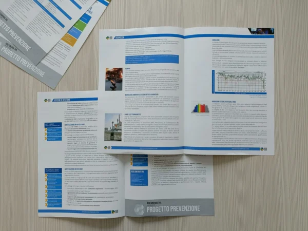 Pieghevole ASQ Sinergie aperto sull'interno, accanto al retro «Progetto Prevenzione»