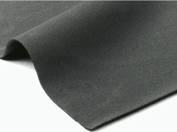 Lastra di PORON 4701, il poliuretano microcellulare grigio scuro di Rogers, piegata a onda