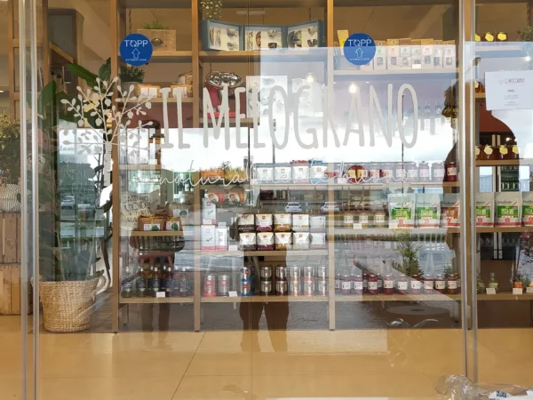 Porte scorrevoli d'ingresso del Melograno con il logo in vetrofania sabbiata