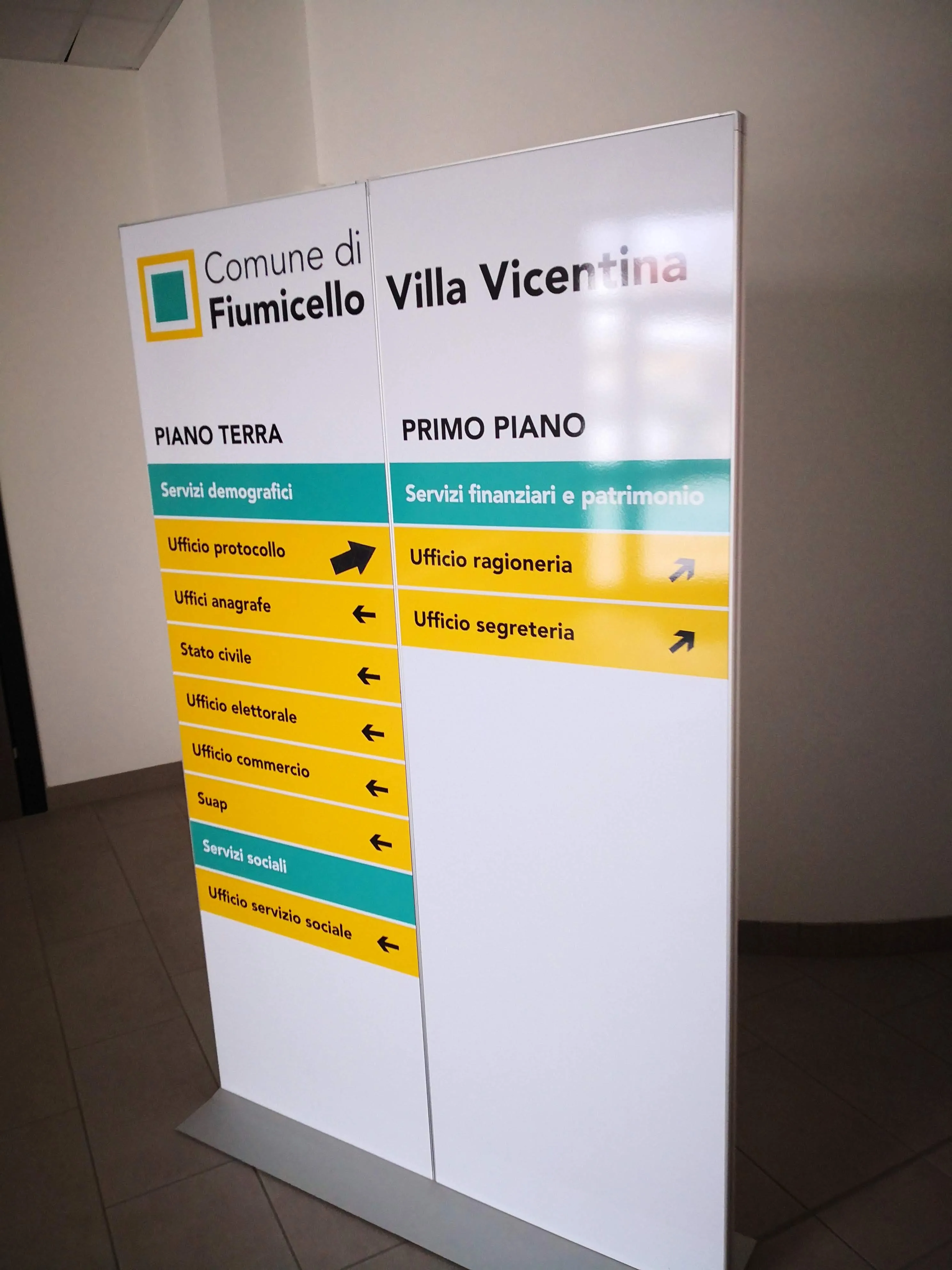 Totem direzionale della segnaletica interna del Comune di Fiumicello Villa Vicentina