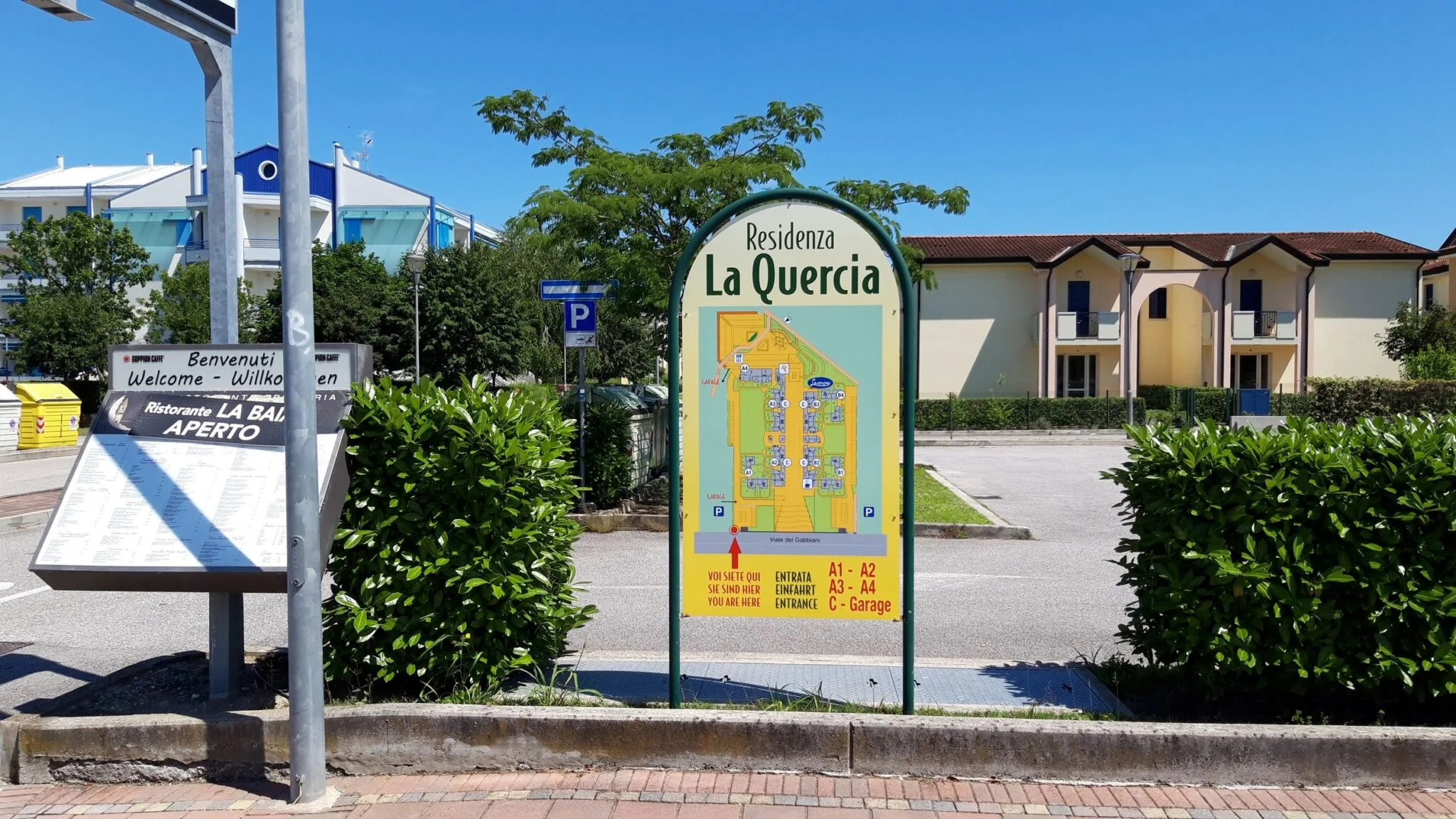 Cartello a mappa della Residenza La Quercia con indicazione degli ingressi e dei garage