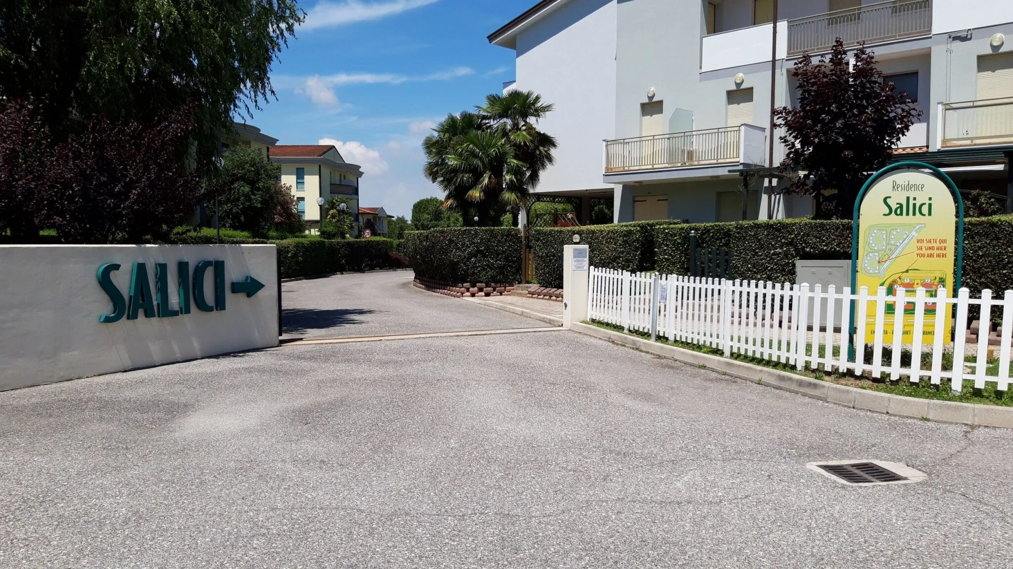 Cartello della Residence Salici con mappa, vicino alla scritta Salici con freccia sul muro