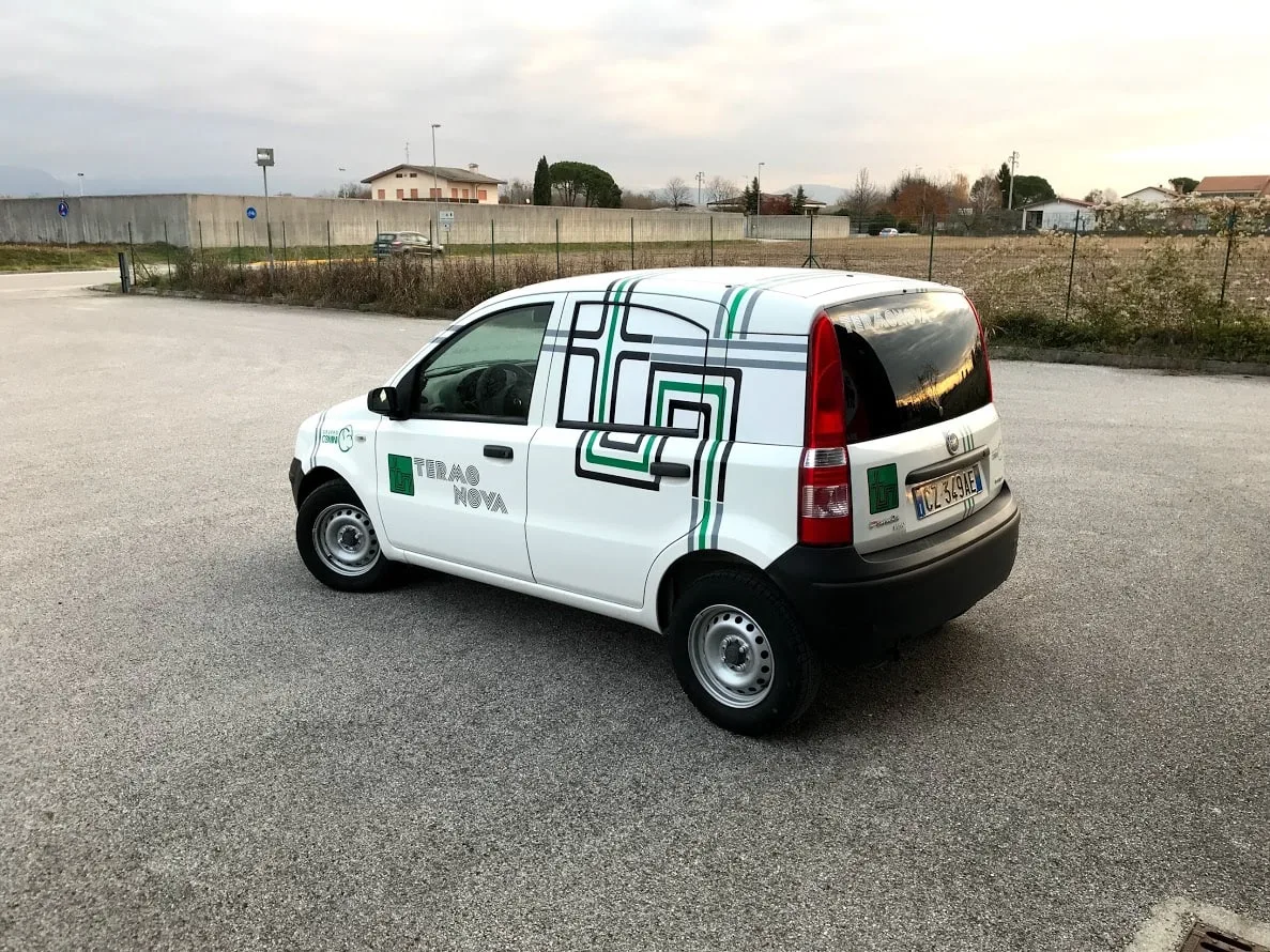 Fiancata e portellone della Panda Termonova decorati con adesivi a greca verde e nera, ripresi in piazzale