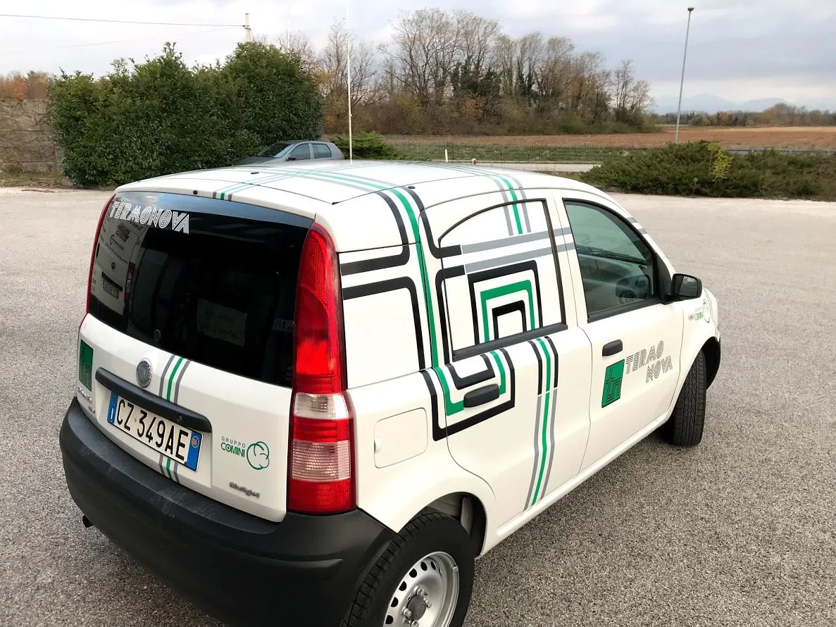 Retro della Panda aziendale Termonova con le linee adesive verdi e nere che salgono dal tetto alla fiancata