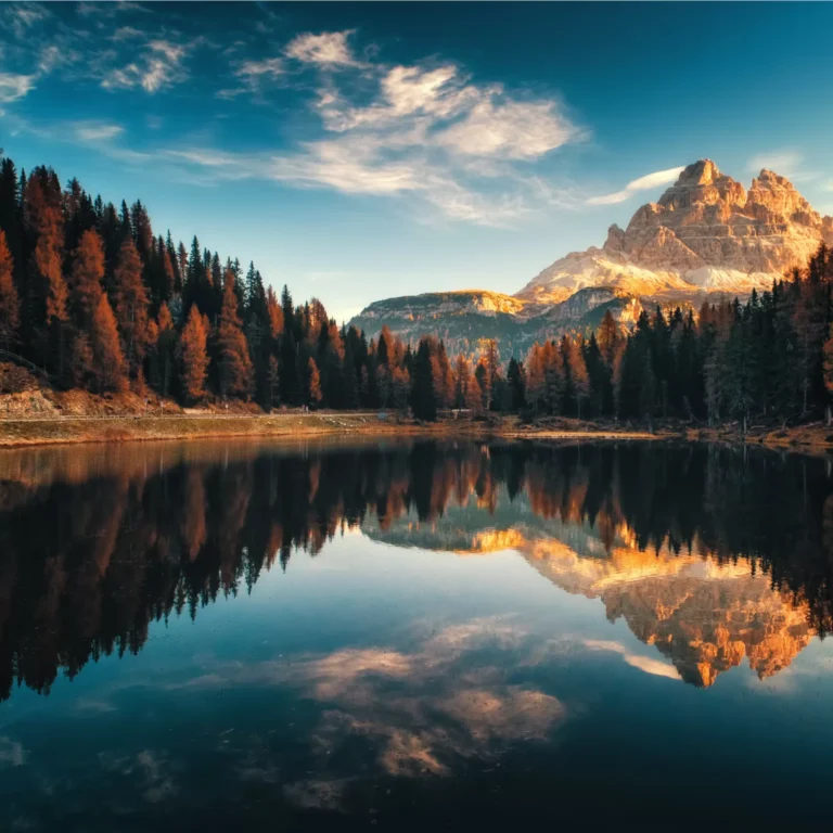 Lago di montagna nelle Dolomiti con le cime e il bosco d'autunno riflessi nell'acqua: l'immagine di presentazione del tessuto LUXtex Display Premium, foto Filmolux