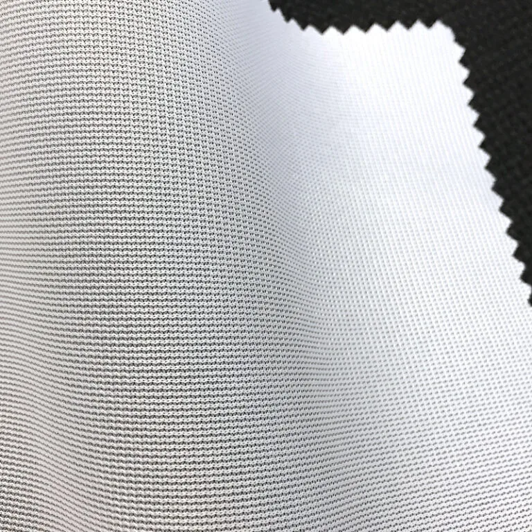 Il tessuto LUXtex Easy Flag 110 visto da vicino: maglia di poliestere bianca, fitta, con il bordo tagliato, foto Filmolux