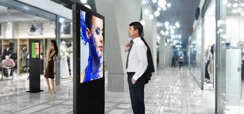 Totem multimediali per digital signage realizzati da neonaurora in Friuli