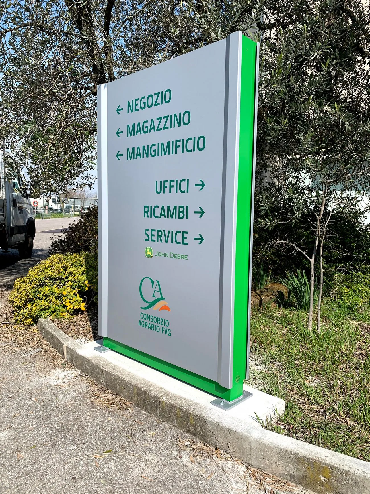 Totem direzionali per il Consorzio Agrario — Basiliano (Udine)