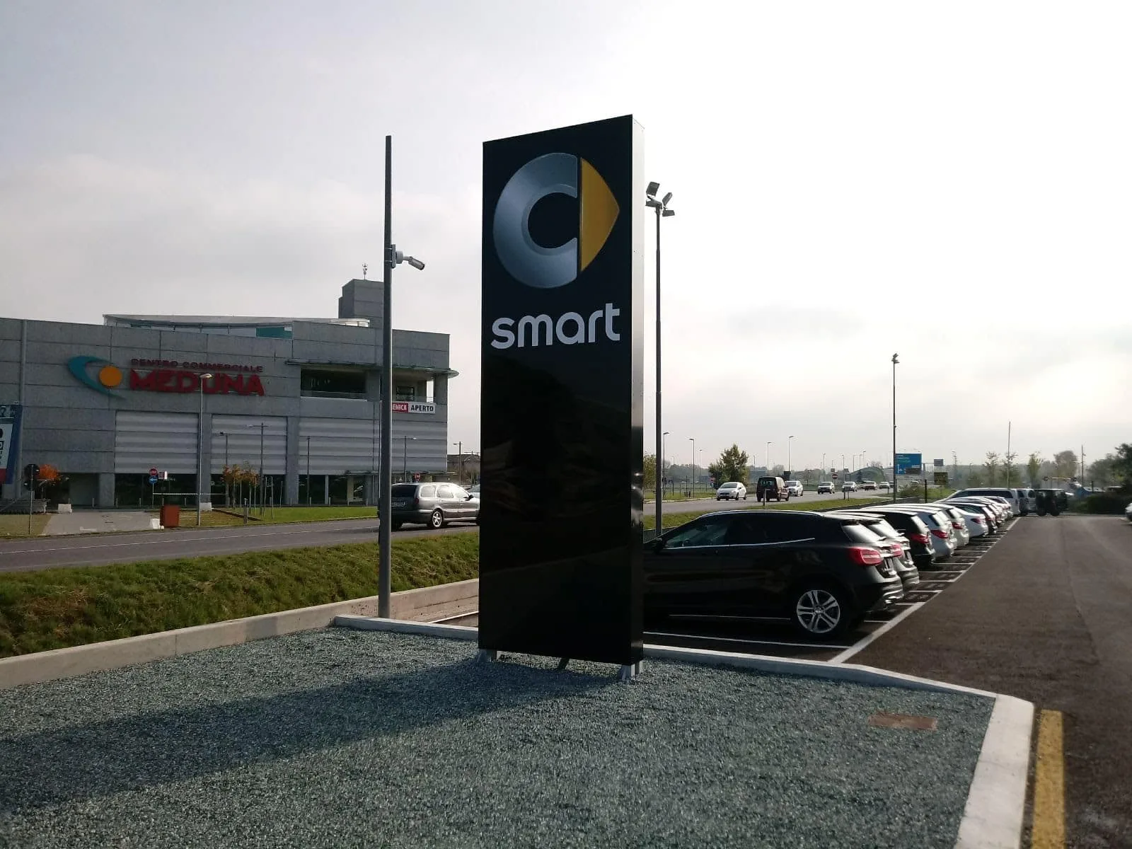 Totem per la segnaletica dell'area Smart visto di fronte lungo il parcheggio, Udine