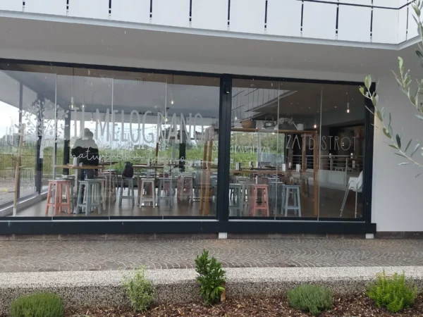 Veranda del Melograno a Tavagnacco con le vetrofanie sabbiate su tutte le vetrate, vista dal giardino