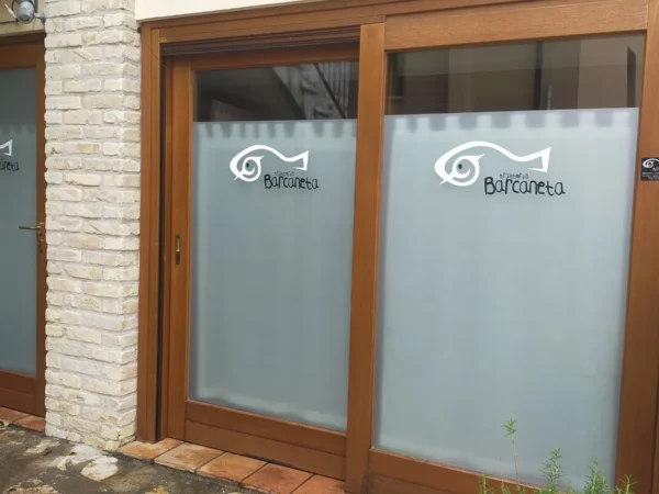 Porta e vetrate della Trattoria Barcaneta con la pellicola sabbiata a tre quarti e il bordo a merli