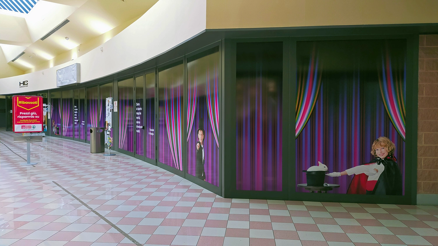 Vetrofanie e pellicole adesive per vetrine realizzate da neonaurora in Friuli