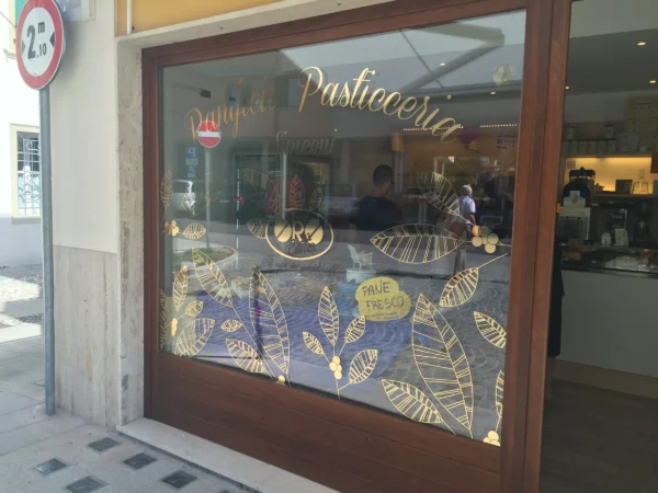 Vetrina del Panificio Simeoni vista di lato, con il logo Oro Caffè al centro della decorazione dorata