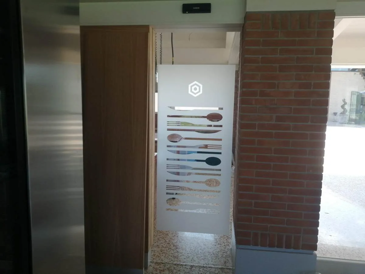 Vetrofania sabbiata per porta premariacco Udine