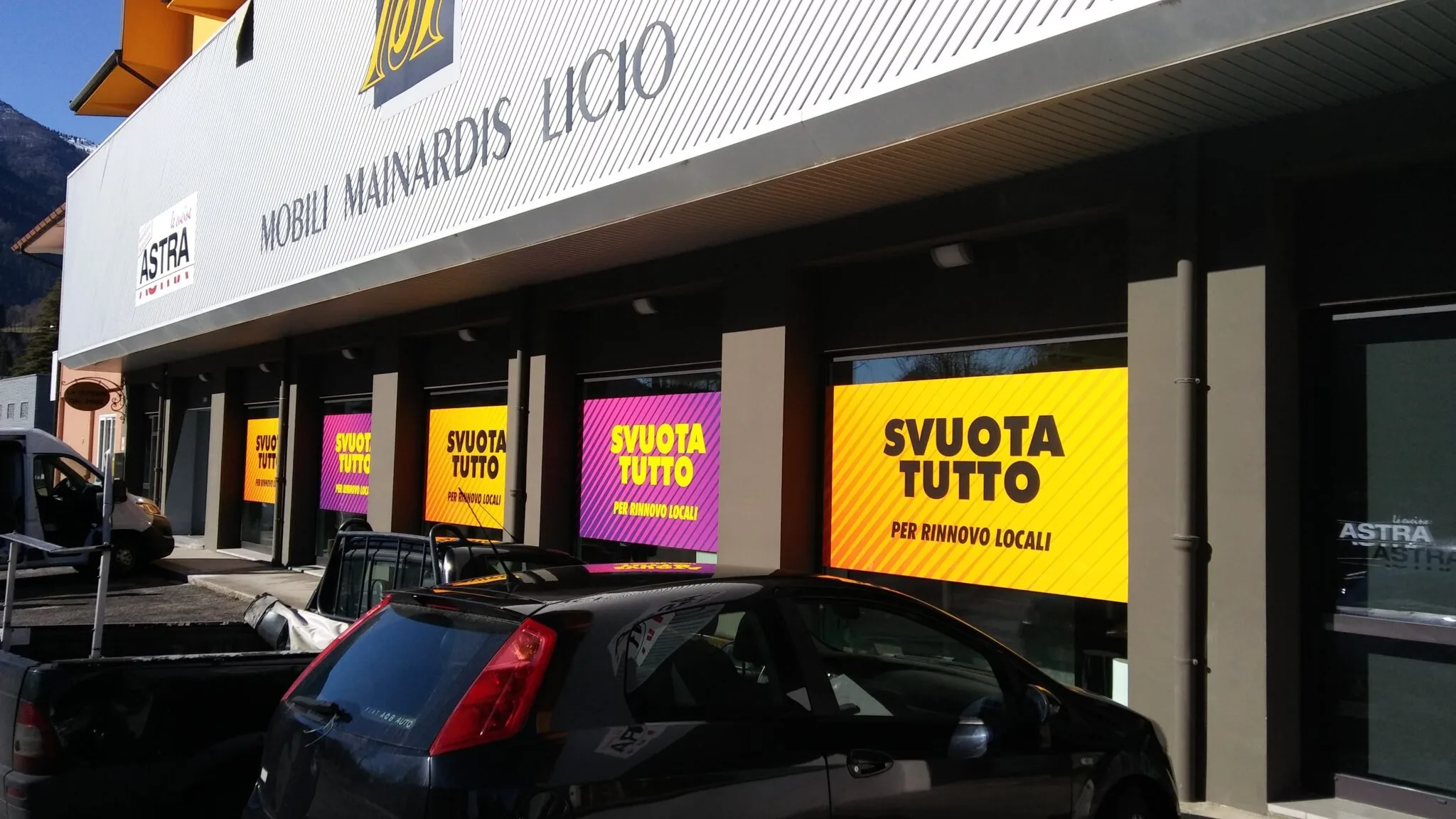 immagine vetrofanie saldi posata in opera