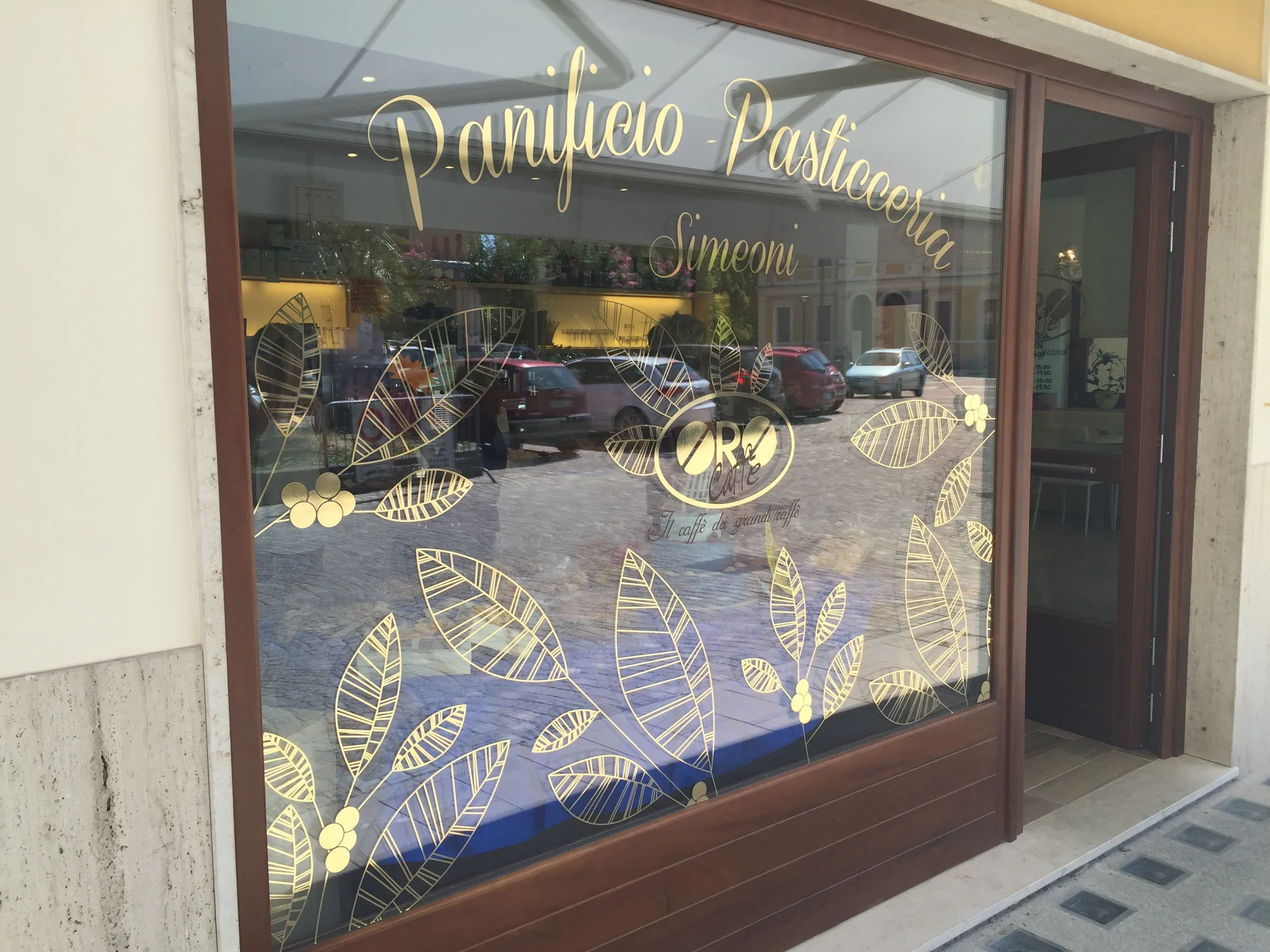 Vetrina del Panificio Simeoni a Spilimbergo decorata con pellicola Avery Gloss Gold oro a specchio