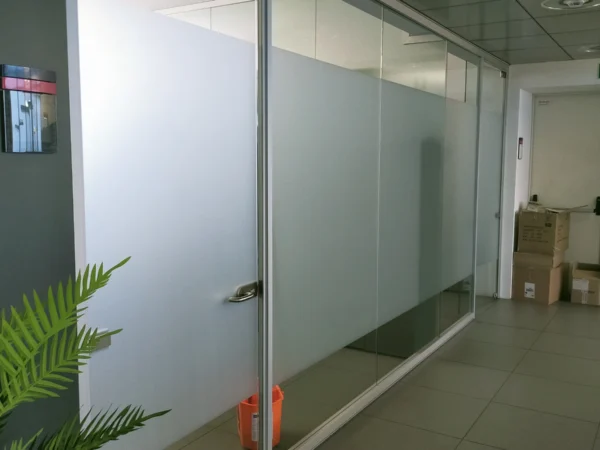 Parete divisoria in vetro degli uffici GasGas a Feletto Umberto con la pellicola sabbiata a fascia